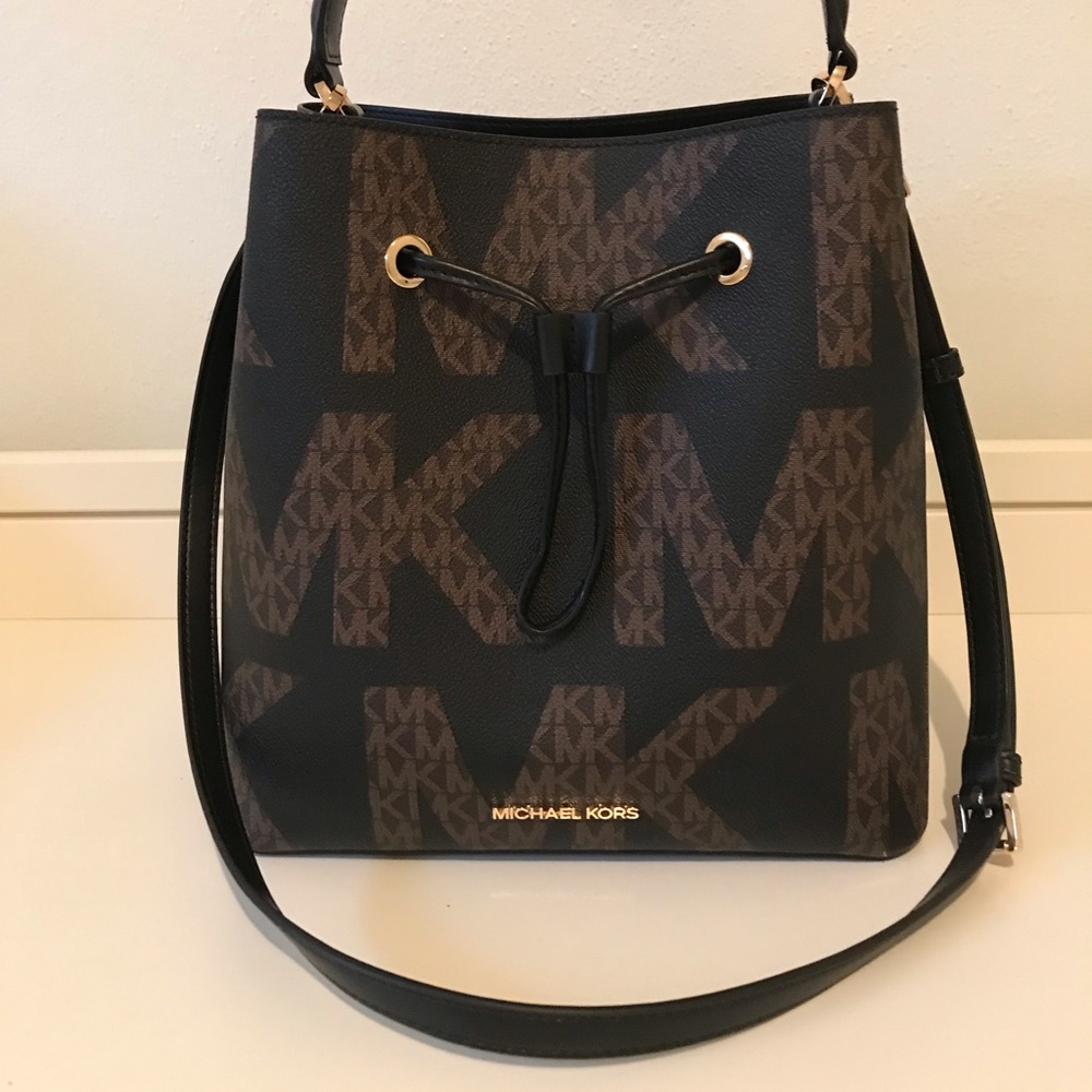 Michael Kors- Suri large graphic logo bucket bag